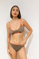 Bikini marrón con vivos coral