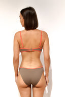 Bikini marrón con vivos coral